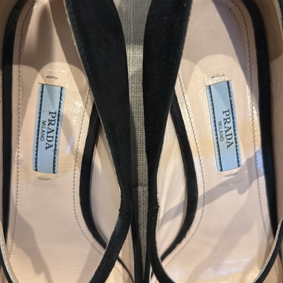 Gorgeous Prada kitten heel black suede shoes - Picture 3 of 4